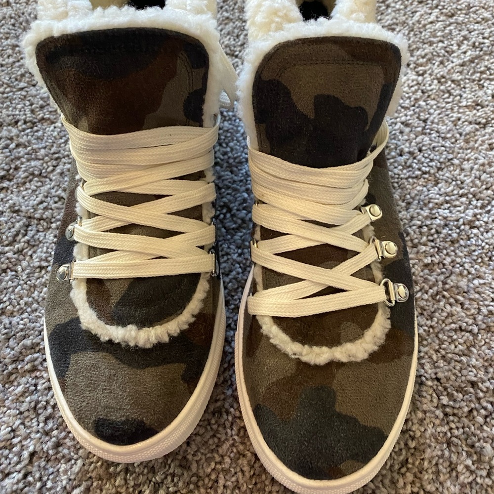 Size 11, sneakers with fur and camo!